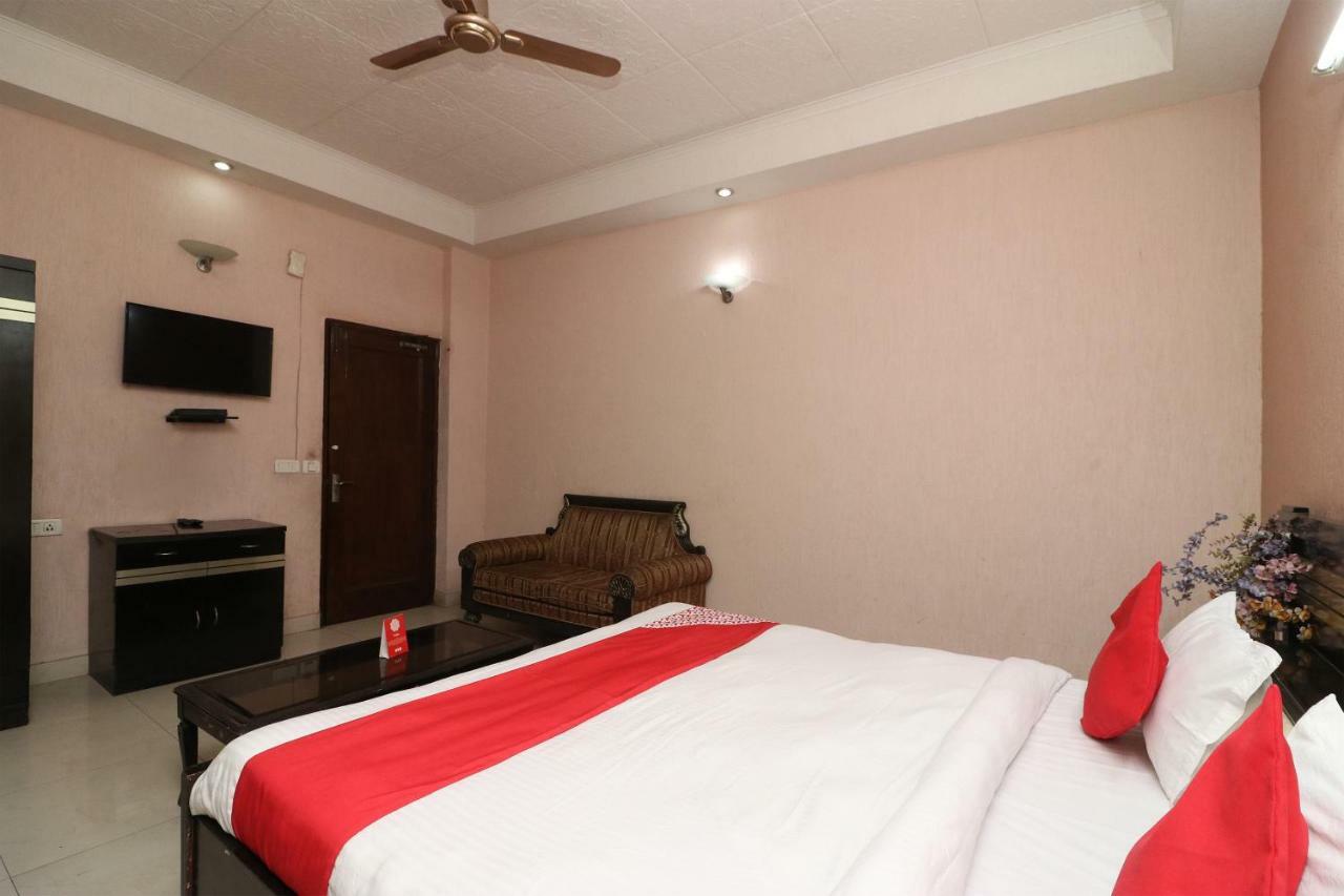 Oyo 24672 Bharat Guest House Delhi  Dış mekan fotoğraf